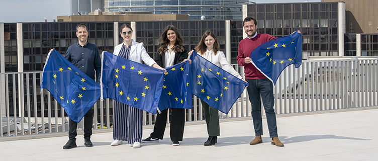 Jaunieši ar ES karogu